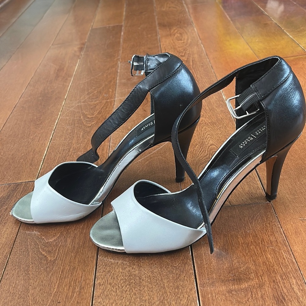WHITE HOUSE BLACK MARKET WHITE AND BLACK HEELS WITH STRAP SIZE 7